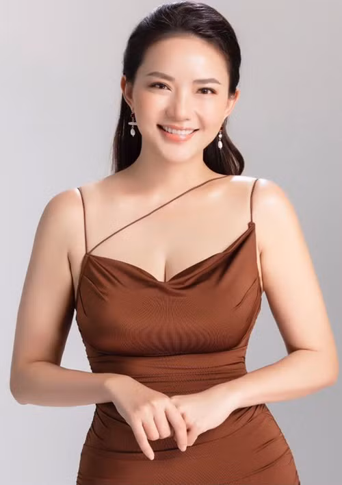 Về thu nhập, cô chia sẻ trong cuộc phỏng vấn với Arttimes: “Tôi chưa bao giờ biết chính xác là mình có thu nhập mỗi tháng bao nhiêu tiền đâu. Vì thu nhập có từ nhiều nguồn, mình đâu thể nào ngồi đếm được. Tôi nghĩ đến một lúc nào đó mình sẽ làm việc vì mình thích, vì mình phải làm, mình muốn làm chứ không phải mình làm việc vì để kiếm được bao nhiêu tiền. Hơn nữa, có những món đầu tư không thể tính bằng tháng được, nhất là bất động sản về du lịch như vợ chồng tôi đang làm, phải tính từ 5 năm, 10 năm. Có nhiều khi, tháng không có lấy đồng nào, toàn phải chi ra. Cho nên, thu nhập cụ thể thật sự không tính được”.