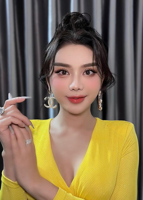 Sau khi chỉnh sửa mũi, Lâm Khánh Chi liên tục đăng tải hình ảnh khoe "lột xác". Ảnh: FBNV.