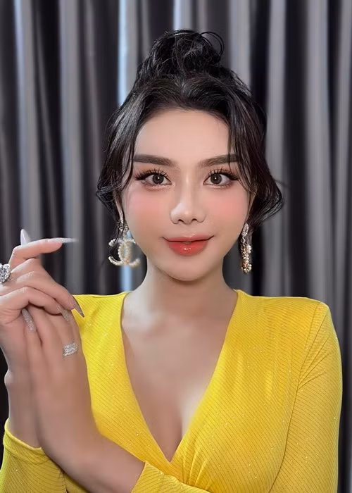 Sau khi chỉnh sửa mũi, Lâm Khánh Chi liên tục đăng tải hình ảnh khoe "lột xác". Ảnh: FBNV.