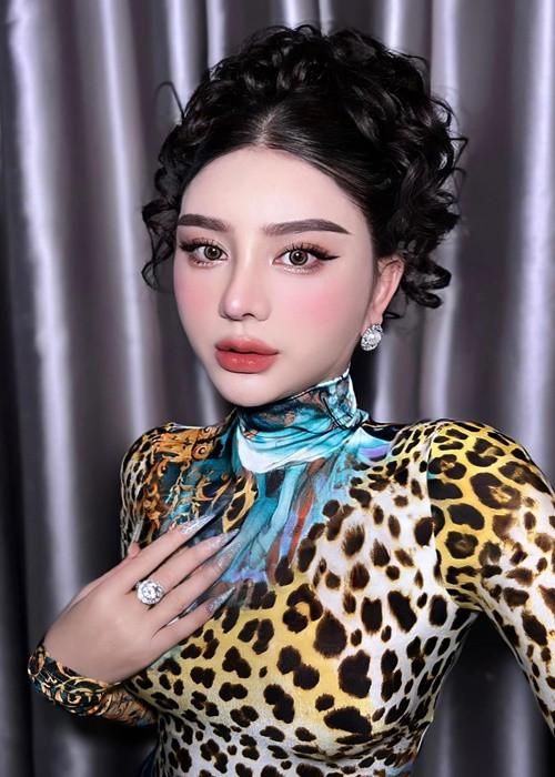 Nữ ca sĩ sửa mũi để tình duyên không còn lận đận. Ảnh: FBNV.