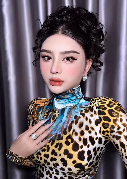 Nữ ca sĩ sửa mũi để tình duyên không còn lận đận. Ảnh: FBNV.