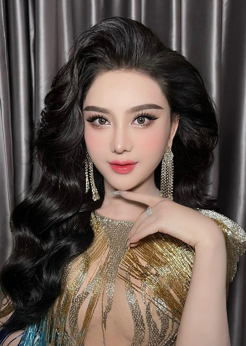 Nữ ca sĩ chuyển giới được khen ngợi xinh đẹp hơn sau khi phẫu thuật thẩm mỹ mũi và căng da mặt. Ảnh: FBNV.