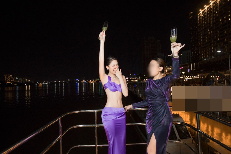 Ngọc Trinh nhận được những món quà giá trị dịp sinh nhật.