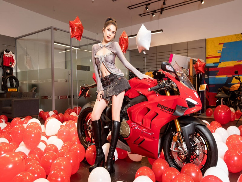 Nữ người mẫu khoe được một người bạn tặng xe mô tô phân khối lớn hơn 1 tỷ đồng.