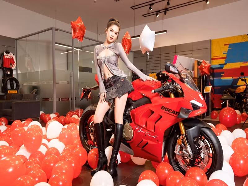 Nữ người mẫu khoe được một người bạn tặng xe mô tô phân khối lớn hơn 1 tỷ đồng.