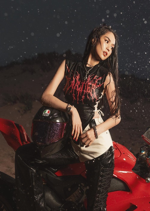 Nữ người mẫu gốc Trà Vinh vừa thực hiện bộ ảnh bên chiếc xe được tặng.