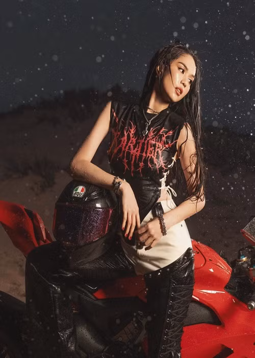 Nữ người mẫu gốc Trà Vinh vừa thực hiện bộ ảnh bên chiếc xe được tặng.