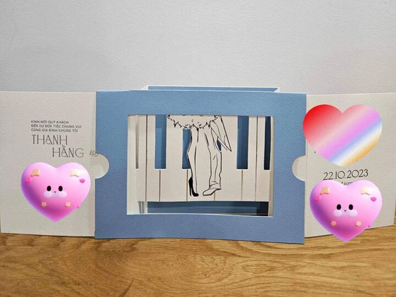 Tấm thiệp lấy cảm hứng từ âm nhạc với hình ảnh phím đàn piano. Ảnh: Người Lao Động.