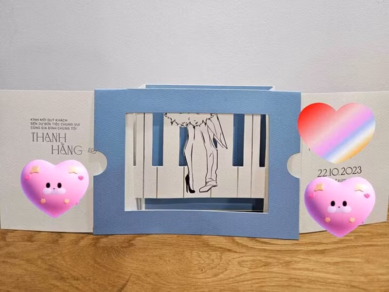 Tấm thiệp lấy cảm hứng từ âm nhạc với hình ảnh phím đàn piano. Ảnh: Người Lao Động.