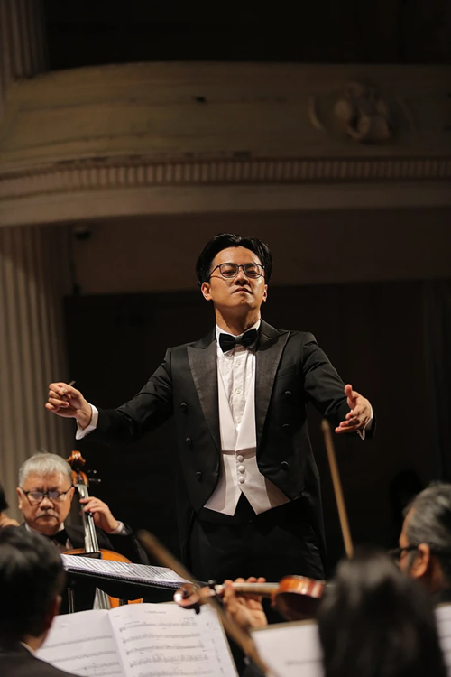 Ít ngày trước, chồng sắp cưới của Thanh Hằng lộ diện. Anh tên Trần Nhật Minh, sinh năm 1981. Vị nhạc trưởng này từng chỉ đạo âm nhạc cho hàng loạt dự án âm nhạc của nghệ sĩ đình đám Vbiz: Hà Anh Tuấn, Lệ Quyên, Thanh Thảo. Ảnh: Người Lao Động.