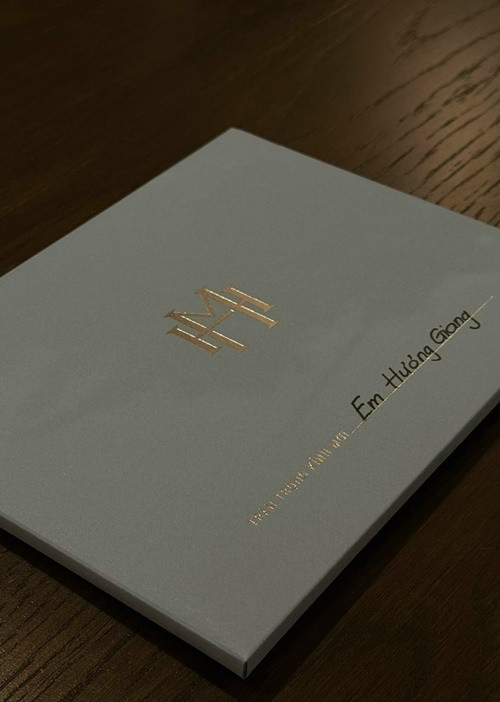 Thiệp cưới của Thanh Hằng - Nhật Minh in tên viết tắt của cô dâu chú rể. Ảnh: FB Hương Giang.