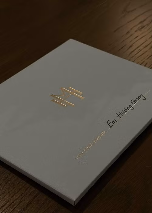 Thiệp cưới của Thanh Hằng - Nhật Minh in tên viết tắt của cô dâu chú rể. Ảnh: FB Hương Giang.