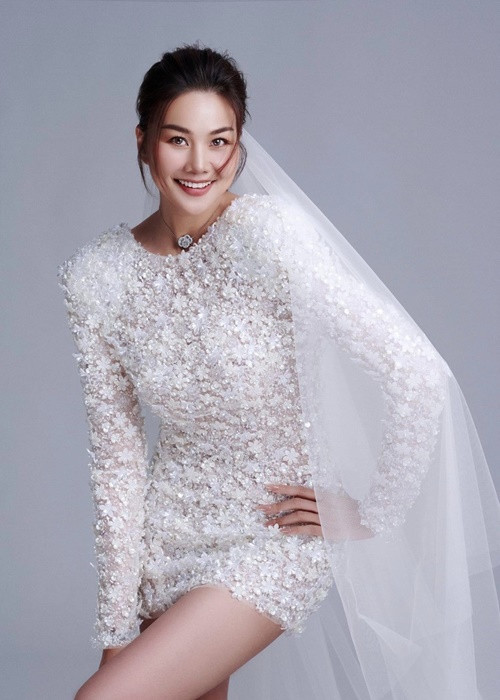 Đám cưới của Thanh Hằng dự kiến quy tụ dàn khách mời nổi tiếng. Mới nhất, Hương Giang Idol khoe nhận được thiệp cưới. “Tấm thiệp mời trên bàn, thời gian địa điểm rõ ràng. Vậy là ngày này cũng tới rùi mừng cho chị Thanh Hằng”, Hương Giang chia sẻ. Ảnh: Vietnamnet.