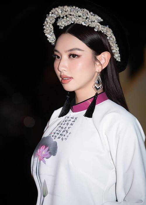 Chiều ngày 8/5, TAND quận Gò Vấp mở phiên xét xử vụ án tranh chấp hợp đồng vay tài sản giữa nguyên đơn là bà Đặng Thùy Trang và bị đơn là Hoa hậu Thùy Tiên, vụ án tranh chấp về bồi thường thiệt hại ngoài hợp đồng giữa Thùy Tiên (nguyên đơn) và bà Đặng Thùy Trang (bị đơn). Cả Thùy Tiên và Thùy Trang đều vắng mặt tại phiên tòa và có văn bản ủy quyền cho các luật sư tham gia tố tụng. Ảnh: FBNV.