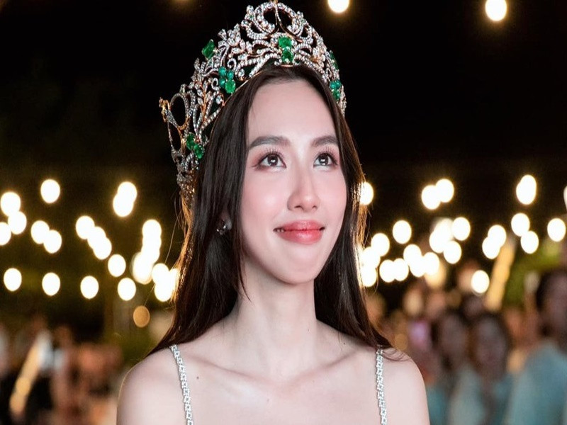 Bị Thùy Trang tố, Hoa hậu Thùy Tiên phản pháo. Người đẹp chia sẻ, Thùy Trang có hứa hẹn sẽ hỗ trợ cô liên quan đến trang phục, son phấn trong quá trình dự thi Hoa khôi Nam Bộ nhưng thực thế không hỗ trợ gì. Thùy Tiên còn khẳng định không nhận khoản tiền 1,5 tỷ đồng từ Thùy Trang. Về chữ ký và dấu vân tay trên bản hợp đồng, Thùy Tiên cho biết, cô đã thiếu hiểu biết và mất cảnh giác khi ký vào tờ giấy đó. Sau khi làm việc với luật sư, Thùy Tiên trình báo sự việc lên công an. Ảnh: Người Đưa Tin.