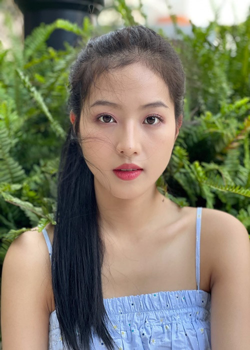 Bích Ngọc sinh năm 1996, tốt nghiệp Đại học Ngoại thương Hà Nội. Chia sẻ trên Vietnamnet, nữ diễn viên cho biết, cô học diễn xuất bằng kinh nghiệm ở phim trường.