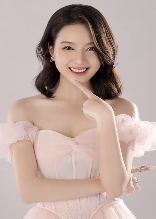 Vẻ đẹp mong manh, nữ tính của Bích Ngọc ở đời thường.