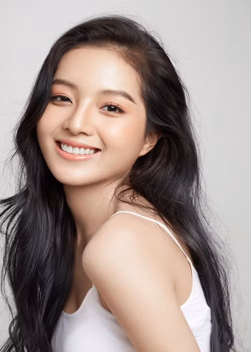 Gương mặt đẹp là một trong những lợi thế của nữ diễn viên phim Đất rừng phương Nam khi hoạt động nghệ thuật.