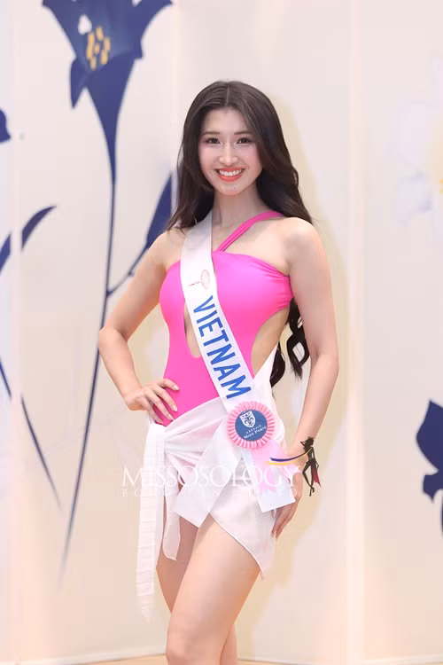  Á hậu Phương Nhi diện trang phục áo tắm một mảnh tông hồng kèm khăn choàng trong phần thi áo tắm ở bán kết Miss International 2023 - Hoa hậu Quốc tế 2023. Trước bán kết, Phương Nhi được chuyên trang sắc đẹp Missosology dự đoán đăng quang. Ảnh: Missosology.