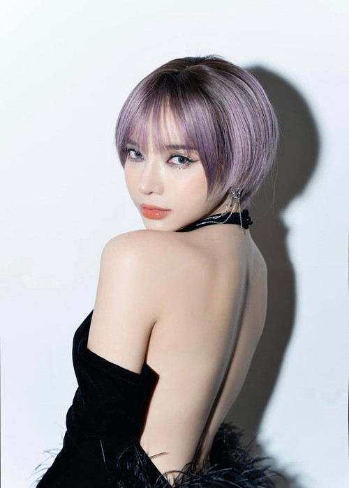 Làn da trắng mịn không tỳ vết của nữ ca sĩ nhận được nhiều lời khen ngợi.