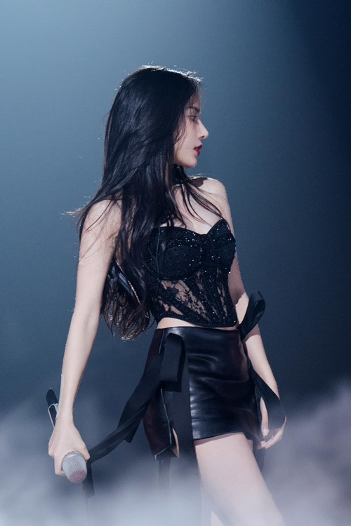 Gần đây, Lyly dừng chân ở top 13 cuộc thi The Next Stage (Trung Quốc).