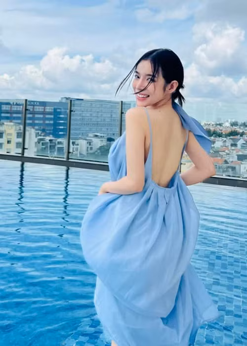 Giọng ca Nhà anh ở đâu thế xây dựng phong cách nữ tính, gợi cảm.