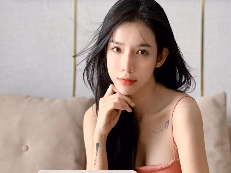 Lyly không chỉ xinh đẹp mà còn tài năng. Cô ca hát, sáng tác, chơi nhạc cụ.