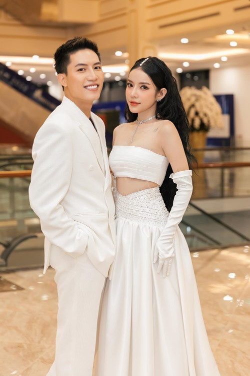 Lyly chia sẻ trên 2Sao: "Mọi người cũng đã biết tính chú Giang rất hay đùa và ship (ghép đôi - PV) này kia cho vui. Ly xin đính chính lại là mình không có kết hôn như lời đồn".