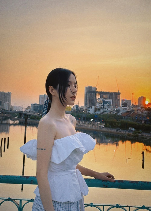 Lyly cũng yêu thích trang phục cúp ngực, trễ vai, hai dây.