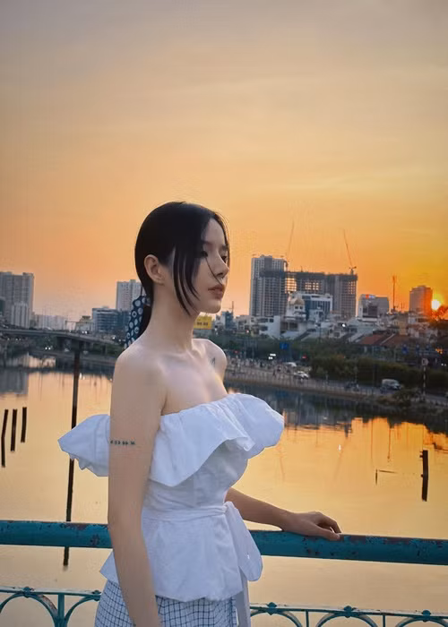 Lyly cũng yêu thích trang phục cúp ngực, trễ vai, hai dây.