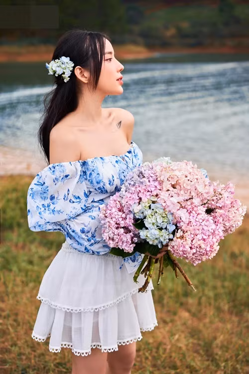 Tình tin đồn của Anh Tú khoe bờ vai mỏng manh.