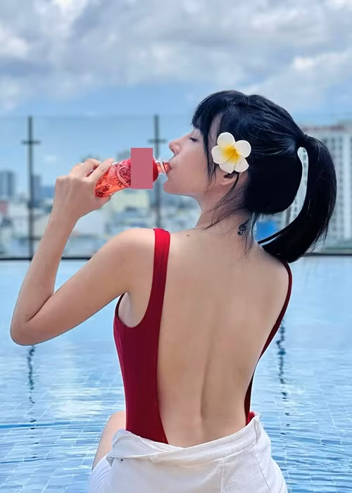 Lyly chuộng trang phục khoe lưng trần quyến rũ.