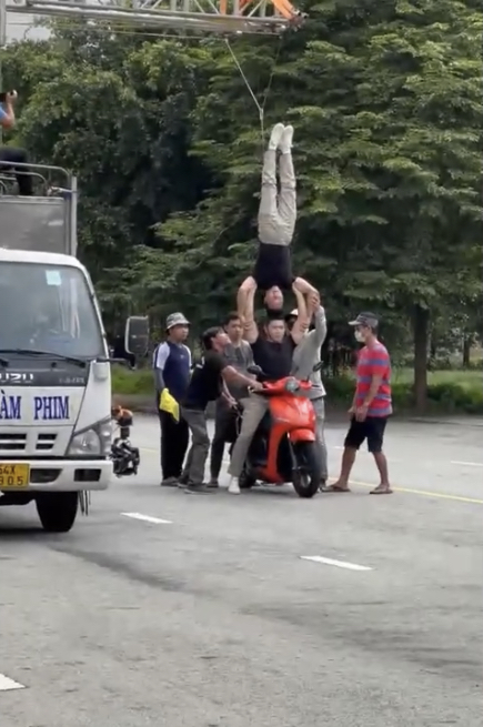 Vu Quoc Co - Quoc Nghiep chay xe may quay video quang cao: Nhieu cong ty tham gia-Hinh-2