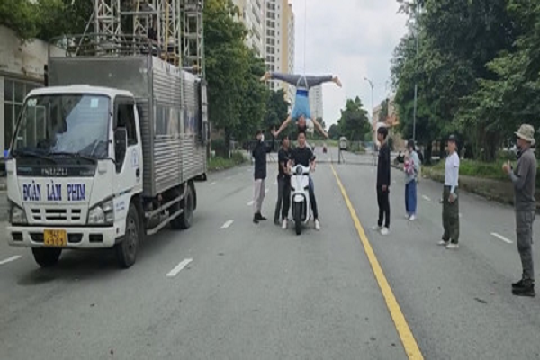 Vu Quoc Co - Quoc Nghiep chay xe may quay video quang cao: Nhieu cong ty tham gia