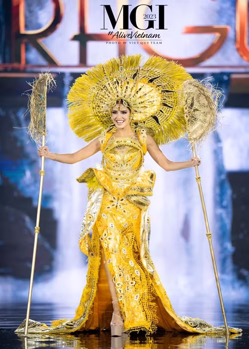Ở vòng hai của phần thi National Costume, ban tổ chức lựa chọn 5 trang phục do khán giả bình chọn và 5 trang phục do giám khảo lựa chọn. Ảnh: Miss Grand International.