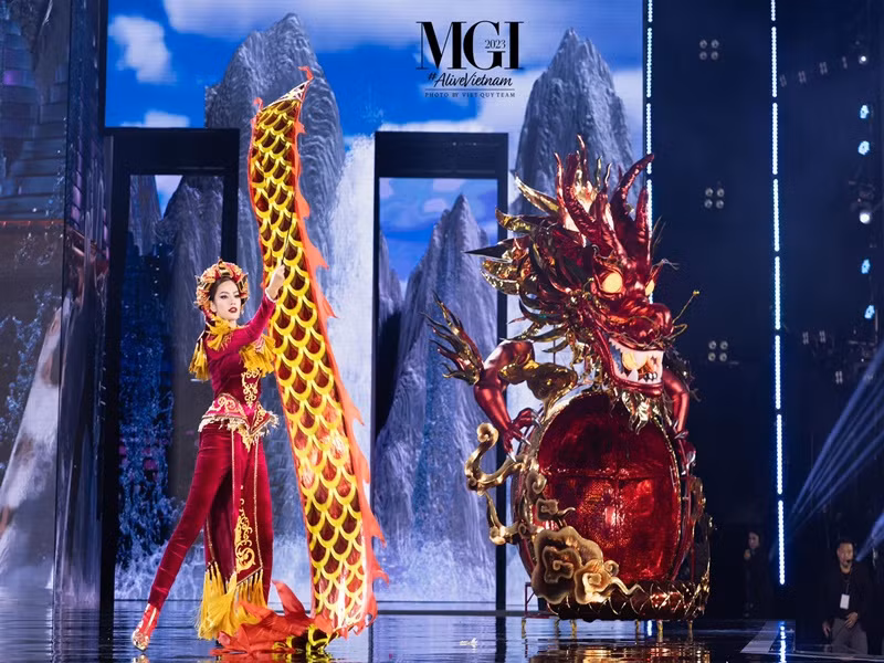Ban tổ chức vừa công bố top 20 phần thi National Costume ở Miss Grand International 2023 - Hoa hậu Hòa bình Quốc tế 2023. "Vũ Khúc Thiên Long" - trang phục dân tộc của Lê Hoàng Phương có mặt trong danh sách này. Ảnh: Miss Grand International.