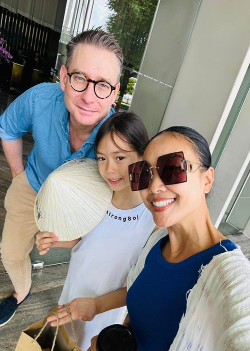 Giống Lan Phương, Đoan Trang cũng có tổ ấm hạnh phúc khi lấy chồng Tây. Ông xã của Đoan Trang tên Johan Wicklund. Cả hai có 8 năm quen biết trước khi đi tới hôn nhân vào năm 2012. Năm 2014, Đoan Trang sinh con gái đầu lòng.