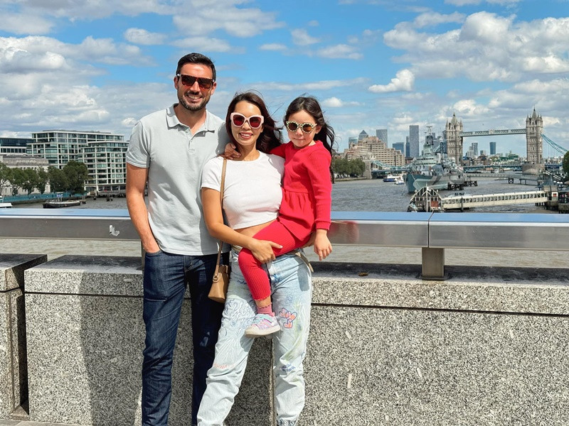 Siêu mẫu Hà Anh có cuộc hôn nhân hạnh phúc bên chàng giáo viên mang quốc tịch Anh tên Olly cùng con gái Myla.