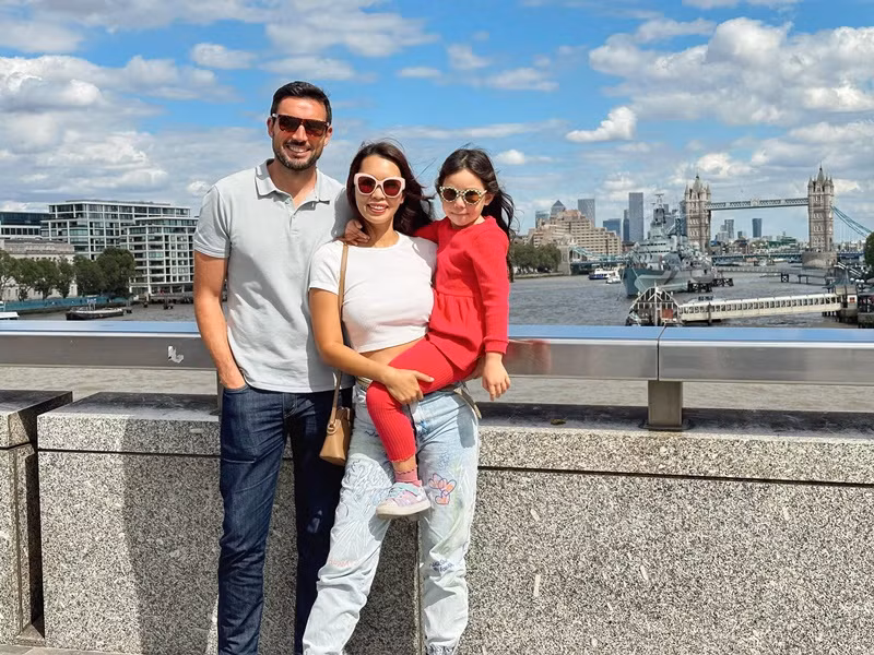 Siêu mẫu Hà Anh có cuộc hôn nhân hạnh phúc bên chàng giáo viên mang quốc tịch Anh tên Olly cùng con gái Myla.