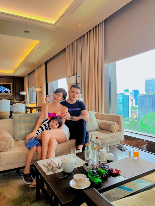 Đám cưới của MC Phương Mai và chồng Tây diễn ra vào ngày 15/6/2019. Đến tháng 2/2020, vợ chồng người đẹp mới đăng ký kết hôn. Hiện tại, nữ MC có một cậu con trai chung với ông xã ngoại quốc.