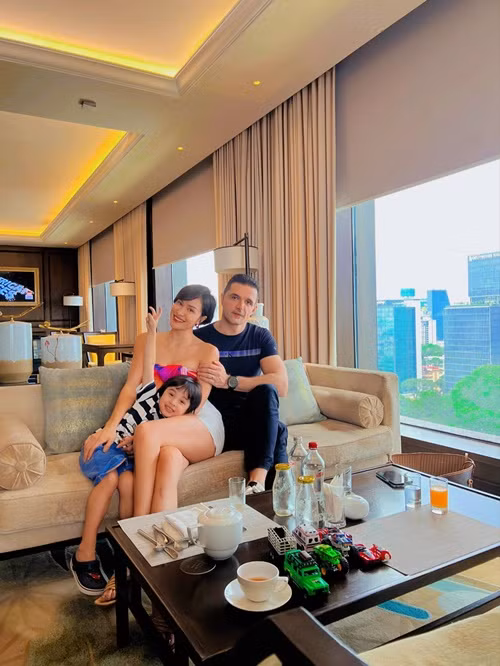 Đám cưới của MC Phương Mai và chồng Tây diễn ra vào ngày 15/6/2019. Đến tháng 2/2020, vợ chồng người đẹp mới đăng ký kết hôn. Hiện tại, nữ MC có một cậu con trai chung với ông xã ngoại quốc.