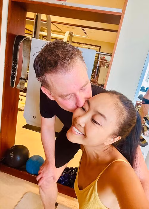 Gần đây, Đoan Trang chia sẻ trên Báo Giao Thông, chồng thường xuyên đi công tác nước ngoài và cô cũng thường xuyên bay về Việt Nam để tham gia các show. “Thành ra vợ chồng tôi giống Ngưu Lang - Chức Nữ luôn”, nữ ca sĩ tâm sự.