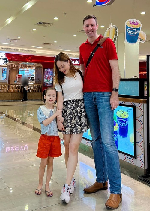 Vợ chồng Lan Phương yêu nhau chỉ sau 3 ngày gặp gỡ. Sau đó 6 tháng, nữ diễn viên được cầu hôn. Cặp đôi đăng ký kết hôn vài ngày trước khi con gái đầu lòng chào đời.