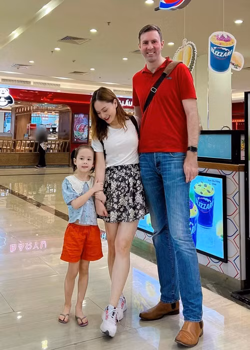 Vợ chồng Lan Phương yêu nhau chỉ sau 3 ngày gặp gỡ. Sau đó 6 tháng, nữ diễn viên được cầu hôn. Cặp đôi đăng ký kết hôn vài ngày trước khi con gái đầu lòng chào đời.