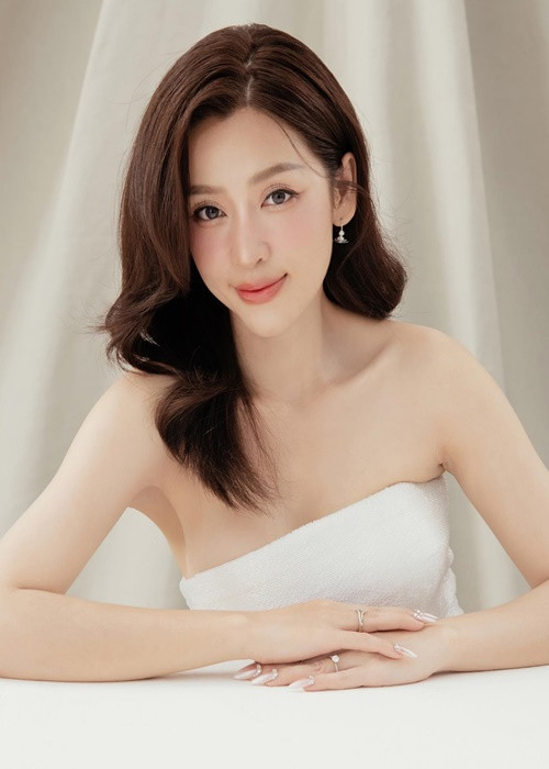 "Cặp nhẫn này khi ghép lại sẽ tạo thành hình trái tim, bên trong còn khắc ngày kỷ niệm tình yêu và tên GinPu nữa", chồng trẻ của Puka cho hay. Ảnh: FBNV.