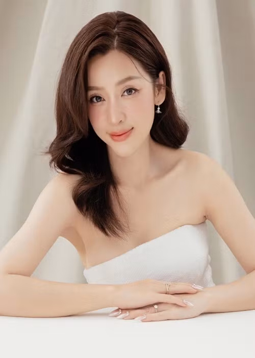 "Cặp nhẫn này khi ghép lại sẽ tạo thành hình trái tim, bên trong còn khắc ngày kỷ niệm tình yêu và tên GinPu nữa", chồng trẻ của Puka cho hay. Ảnh: FBNV.