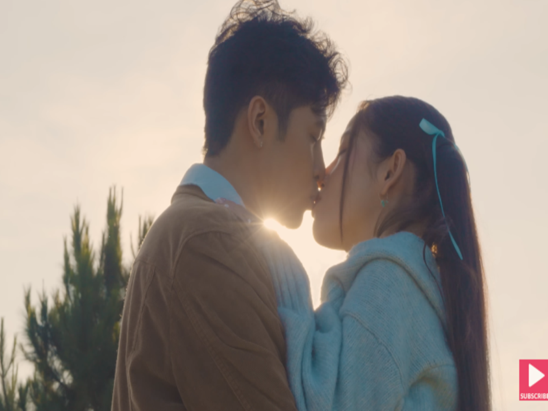 MV Em này ghi lại nhiều khoảnh khắc tình tứ của Gin Tuấn Kiệt và Puka. Ảnh chụp màn hình.