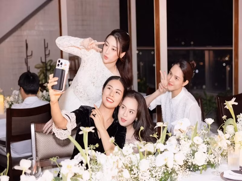 Khoảng 30 người thân và bạn bè tham dự tiệc sinh nhật của Đỗ Mỹ Linh. Ảnh: Tiền Phong.