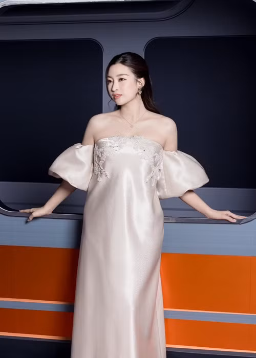 Nàng hậu còn khoe được chồng ủng hộ chuyện đẹp khỏe, không nhất thiết phải gầy sau khi sinh nở. Ảnh: FBNV.