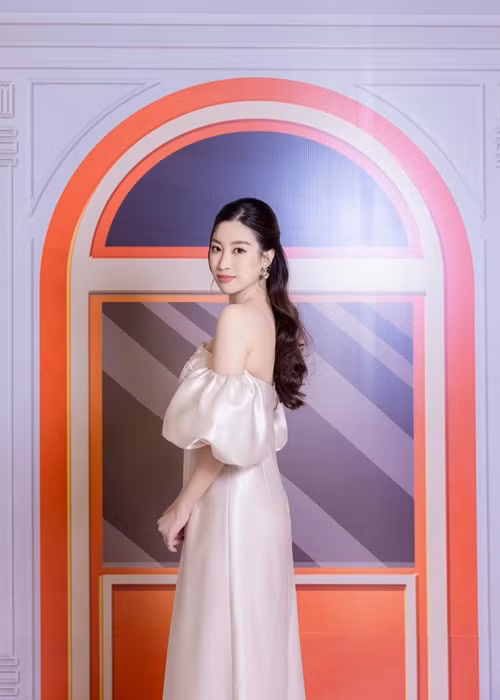 Hoa hậu Việt Nam 2016 tham gia sự kiện giải trí sau ít tháng sinh con gái đầu lòng. Ảnh: FBNV.